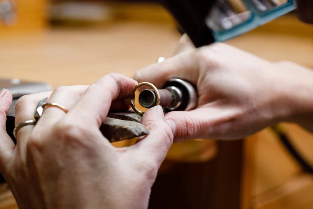 How to Achieve a Polished Finish on Your Jewelry Pieces with Diamond Files and Sandpapers?